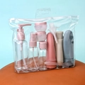 Kit da viaggio con borsa in PVC trasparente e 11 flaconi ricaricabili rosa e grigio - Set Nordico da 11 Pezzi