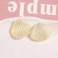 Gros plan de breloques en résine jaune en forme d'éventail avec paillettes pour bijoux - Beige