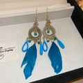 Boho-Ohrringe in Gold mit leuchtend blauen Federn und dekorativen Perlen - 8# Haken - Gold Blau