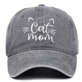 Dettaglio del ricamo Cat Mom sul cappellino da baseball grigio scuro lavato vintage - Grigio