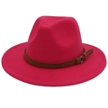Détail d'un chapeau fedora rose rouge avec ceinture en cuir marron et boucle dorée - Rose Rouge (Bord Plat Corde Jaune)