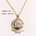 Détail du collier fleur avec perle d'eau douce naturelle et touches d'émail vert - Pendentif Plante Verte Grosse Perle Ronde (款式2)