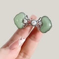 Broche de estilo chino moderno con piedras de resina verde claro y perlas artificiales - Hebilla Ruyi