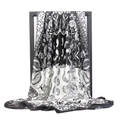 Details von böhmischem Paisley-Druck auf weichem Satinstoff mit elegantem schwarz-weiß Muster - Schwarz