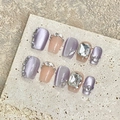 Unghie finte artigianali occhio di gatto viola e rosa nude con strass e perle eleganti - Extra Piccolo (XS) / Occhio di Gatto Viola Color-block con Strass (1963 Corto Trapezio)