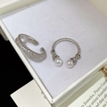 Detail van de zilveren verstelbare ring met elegante parels en zirkonia-stenen - Zilveren 2-delige Set (Inclusief Parelring En Pavé-ring)