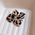 Makroansicht quadratischer Ohrringe mit Leopardenmuster und Premium-Struktur - Quadratische Leoparden-Steckerteile (110#) / Leopard Kaffee
