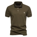 Détail d'un polo vert armée montrant la texture coton piqué et le logo lion brodé blanc - Vert Armée