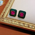 Dettaglio degli orecchini quadrati vintage in smalto verde con gemma rosa - Orecchini-Perno in Argento-Oro-Verde-Rosa
