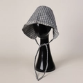 Gros plan du chapeau bob à carreaux noir et blanc avec doublure rayée et longs rubans - M(56-58cm) / Noir