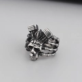 Gothic Totenkopf-Motorring für Herren in Retro-Silber aus Punk-Edelstahl gefertigt - US 8 / V-Motor Totenkopf Biker Modell (KR49237-K)