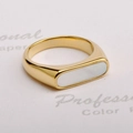 Minimalistischer goldener Titanstahlring mit rechteckigem Muscheleinlage für Damen - US 8 / Gold Weiß Muschel