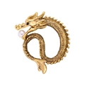 Detailansicht einer goldenen Drachenbrosche mit strukturiertem Metall und weißer Perle - Gewundener Drache mit Perle Gold (5109284685232) / Gold