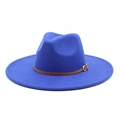 Detail eines hellblauen Fedora-Hutes mit braunem Lederband und Metallschließe am Rand - M (56-58cm) / Blau