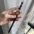 Dettaglio di un orologio da donna quadrato dorato con diamanti e cinturino in pelle nera - Nero (70190)