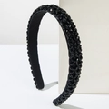 Dettaglio di perle di cristallo nero intrecciate a mano su un elegante cerchietto - Nero