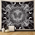 Dettaglio di un arazzo bohémien bianco e nero con motivi di farfalle, lune e funghi - 73X95CM / Farfalla Mandala B&N - Spazzolato