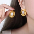 Orecchini ovali dorati vintage con perle finte e cristalli lucenti sulla modella - Stile Geometrico con Trama a Spirale (F918) / Orecchini d'oro