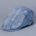 Détail de la casquette plate en jean bleu clair avec trous vintage et boucle latérale - M (56-58cm) / Bleu Moyen & Blanc