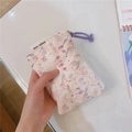 Dettaglio della pochette in cotone a fiori con cerniera viola e chiusura a cordoncino - Coniglio Viola