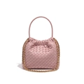 Rosa geflochtene Eimer-Tasche mit Tragegriff und goldener Kette im Intrecciato-Stil - Lotusrosa