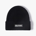 Bonnet en maille noire classique avec écusson NEWYORK blanc sur le revers - Réglable / Noir