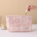 Borsa da trucco in jacquard rosa con delicati motivi floreali e cerniera lampo - Rosa Ciliegio di Seta Grande / 26x18x5cm