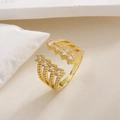 Mehrlagiger goldener offener Ring mit Zirkonia-Reihen auf beigefarbenem Steinständer - Einstellbar Offen / Mehrlagiger Zirkonia-Reihenstil (14428)