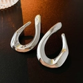 Orecchini a goccia in argento lucido dal design geometrico irregolare e minimalista - Orecchini a Bottone Geometrici Argento (HE12838)