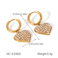 Dimensiones detalladas de pendientes de corazón brillantes con pedrería y baño de oro - Pendientes De Corazón Con Pavé De Diamantes (HC-E10922)