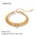 Detail eines 0,8 cm breiten geflochtenen Goldarmbands, Maße 18,0 plus 5,0 cm - Mesh Textur Armband / Gold