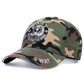 Dettaglio del ricamo SWAT e trama mimetica su un resistente cappello in tela da esterno - Taglia unica / Camouflage