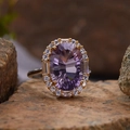 Elegante anillo de oro de 18K plata S925 con amatista ovalada y halo de circón - Diseño Adornado de Circonia en Colores Mixtos (R079 Púrpura)