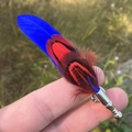 Elegante spilla in piume multicolore per abiti e cappelli con base in argento lucido - Stile 2 (Piuma Blu e Rossa)