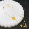 Collana dorata con medaglia della Vergine Maria, croce e perle bianche su vassoio - Bracciale Schiava Perla Vergine Maria