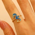 Anello ippocampo dorato con smalto blu e fascia testurizzata regolabile donna - Cavalluccio Marino Blu (11923)