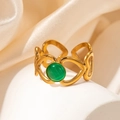 Détail d'une bague coeur dorée évidée avec pierre verte sur soie et pierre élégante - Bague Ouverte Cœur Pierre Turquoise