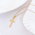 Collana con ciondolo a croce cava dorata e catena a maglie lucida moderna - Croce Cava