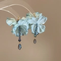 Orecchini a fiore in chiffon azzurro con nappe di perline blu scuro e goccia di cristallo - Fiore in Chiffon di Seta a Strati (15#) / Blu