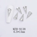 Vista dettagliata di strass per nail art a triangolo vuoto argento da 6,5x13 mm - Triangolo Cavo Argento Micro Strass (9138)