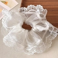 Elegante elastico in organza e pizzo bianco su vassoio in legno con cartolina - Beige (D-5175-1)