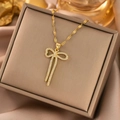 Elegante 18k vergoldete Titanstahlkette mit einem Zirkonia besetzten Schleifenanhänger - Gold Schleife