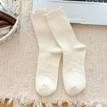 Cremeweiße Socken mit zarter Spitze und Rippstrick-Textur in gemütlicher Atmosphäre - Einheitsgröße / Cremefarben