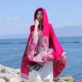 Poncho à capuche ethnique rose rouge avec motifs floraux et franges pour voyages - LM286 Mer de Fleurs - Rose