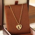 Collana a cuore dorata con incisione MOM e motivo madre-figlio in confezione regalo - Stile MOM cuore mano nella mano (KN292747-Z)