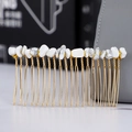 Dettaglio ravvicinato del pettine in metallo dorato con pietre frantumate effetto marmo - Turchese Bianco + Pettine Oro 20 Denti