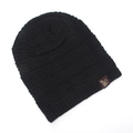 Detail der schwarzen Beanie mit Waffelmuster, dicker Textur und Schwan-Aufnäher - Schwarz