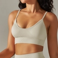 Dettaglio reggiseno sportivo verde pallido senza cuciture con spalline sottili - Grigio chiaro