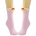 Detail von flauschigen rosa Thermosocken mit weißem Pelzbesatz und süßen Glockenmotiven - Glocke / Lila