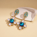 Dettaglio macro del rilievo vintage e orecchini floreali con gemme blu su base in pietra - Perno in argento-Blu